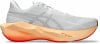 Weißer Laufschuh mit orange-roter Sohle und FF Turbo 2 Logo.