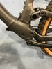 Detail des Hinterradrahmens eines Mountainbikes mit Praxis-Kurbeln.