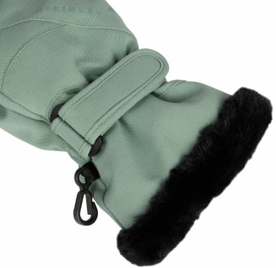 Grüne Fäustlinge mit schwarzem Pelzbesatz und Karabiner.