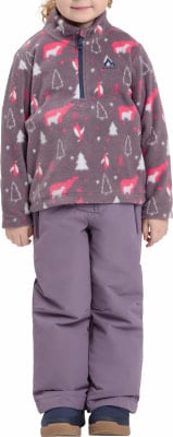 Mädchen in Winterkleidung mit Bären- und Baumdruck, lila Hose. Mädchen in Winterkleidung mit Bären- und Baumdruck, lila Hose.
