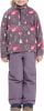 Mädchen in Winterkleidung mit Bären- und Baumdruck, lila Hose.