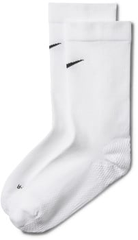 Weiße Nike-Socken mit schwarzem Logo und R-Kennzeichnung.