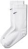 Weiße Nike-Socken mit schwarzem Logo und R-Kennzeichnung.