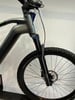 Vorderseite eines E-Bikes mit Federung und Scheibenbremse.