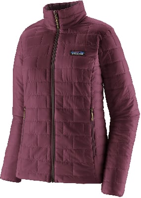 Eine weinrote gesteppte Jacke mit Patagonia-Logo auf der linken Brust. Eine weinrote gesteppte Jacke mit Patagonia-Logo auf der linken Brust.