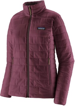 Eine weinrote gesteppte Jacke mit Patagonia-Logo auf der linken Brust.