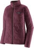 Eine weinrote gesteppte Jacke mit Patagonia-Logo auf der linken Brust.