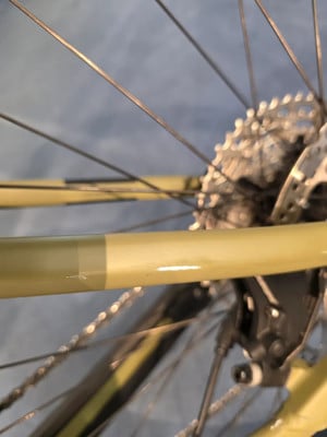 Detail eines Fahrradhinterrads mit Kassette und Kette.