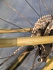 Detail eines Fahrradhinterrads mit Kassette und Kette.