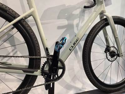 Rahmendetail und Kurbel eines CUBE Fahrrads mit blauen Pedalen. Rahmendetail und Kurbel eines CUBE Fahrrads mit blauen Pedalen.