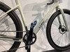Rahmendetail und Kurbel eines CUBE Fahrrads mit blauen Pedalen.