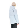 Rückansicht einer Person in einer Daunenjacke und Mütze auf weißem Hintergrund.