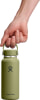 Eine Hand hält eine grüne Hydro Flask Flasche am Griff.