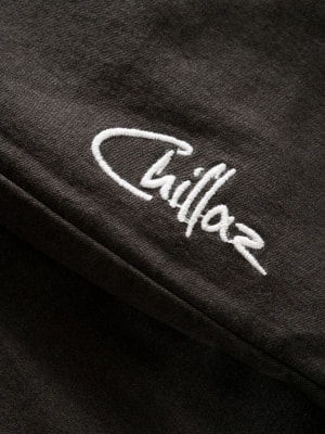 Schwarzes Baumwoll-T-Shirt mit weißer Chillaz-Stickerei. Schwarzes Baumwoll-T-Shirt mit weißer Chillaz-Stickerei.