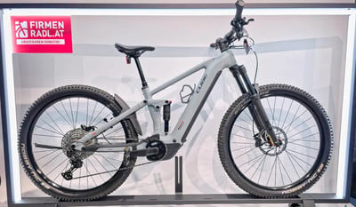 Graues Cube Mountain E-Bike mit Federung und Rahmenaufschrift. Graues Cube Mountain E-Bike mit Federung und Rahmenaufschrift.