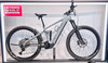 Graues Cube Mountain E-Bike mit Federung und Rahmenaufschrift.