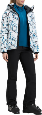 Frau in einer Skijacke mit Aufdruck und schwarzer Skihose. Frau in einer Skijacke mit Aufdruck und schwarzer Skihose.