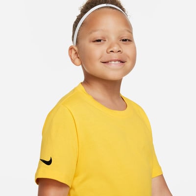 Ein Mädchen in einem gelben T-Shirt mit Nike-Logo auf dem Ärmel und einem weißen Haarband. Ein Mädchen in einem gelben T-Shirt mit Nike-Logo auf dem Ärmel und einem weißen Haarband.