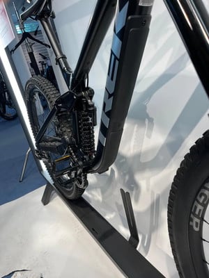 Detail eines Mountainbikes mit Dämpfer und Pedalen auf einem Ständer. Detail eines Mountainbikes mit Dämpfer und Pedalen auf einem Ständer.