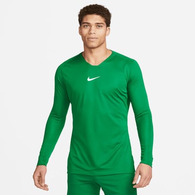 Ein Mann in einem grünen Langarmshirt mit Nike-Logo. Ein Mann in einem grünen Langarmshirt mit Nike-Logo.