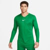 Ein Mann in einem grünen Langarmshirt mit Nike-Logo.