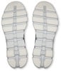 Unteransicht zweier Laufschuhe aus weißem und dunklem Gummi.