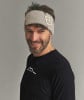 Ein Mann mit einem Stirnband und einem T-Shirt mit einem Berglöwen und dem ORTOVOX-Logo.