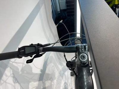 Detail eines E-Bike-Lenkers mit Display und Bremshebel. Detail eines E-Bike-Lenkers mit Display und Bremshebel.