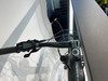 Detail eines E-Bike-Lenkers mit Display und Bremshebel.