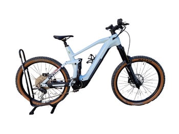 Hellblaues E-Bike auf Ständer mit braunen Reifen.
