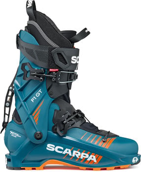 Blaue Scarpa F1 GT Skischuhe mit orangefarbenen Details und Schnallen.