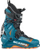 Blaue Scarpa F1 GT Skischuhe mit orangefarbenen Details und Schnallen.