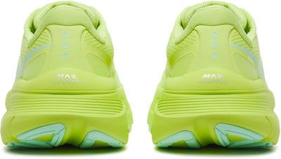 Rückansicht von neongrünen Laufschuhen mit der Aufschrift MAX CUSHION. Rückansicht von neongrünen Laufschuhen mit der Aufschrift MAX CUSHION.