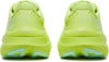 Rückansicht von neongrünen Laufschuhen mit der Aufschrift MAX CUSHION.