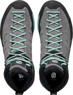 Graue Wanderschuhe mit hellblauen Schnürsenkeln, Draufsicht. Graue Wanderschuhe mit hellblauen Schnürsenkeln, Draufsicht.