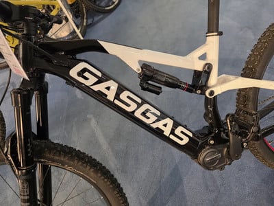 Schwarzes GASGAS E-Mountainbike mit weißem Rahmen und Federung. Schwarzes GASGAS E-Mountainbike mit weißem Rahmen und Federung.