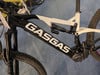 Schwarzes GASGAS E-Mountainbike mit weißem Rahmen und Federung.
