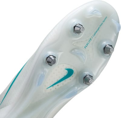 Blick auf die Sohle eines Nike-Fußballschuhs mit Stollen und Logo. Blick auf die Sohle eines Nike-Fußballschuhs mit Stollen und Logo.