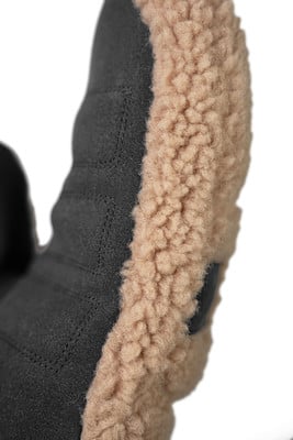 Detail eines Schuhs mit dunklem Wildleder und hellem Plüschbesatz. Detail eines Schuhs mit dunklem Wildleder und hellem Plüschbesatz.