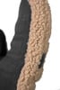 Detail eines Schuhs mit dunklem Wildleder und hellem Plüschbesatz.