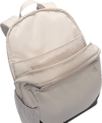 Detail des Innenraums eines beigen Rucksacks mit Taschen und einer seitlichen Netztasche. Detail des Innenraums eines beigen Rucksacks mit Taschen und einer seitlichen Netztasche.