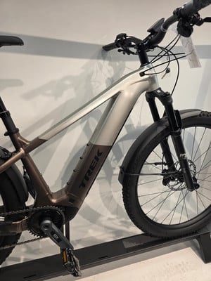 Detail eines Trek E-Bikes mit sichtbarem Markennamen auf dem Rahmen. Detail eines Trek E-Bikes mit sichtbarem Markennamen auf dem Rahmen.