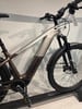 Detail eines Trek E-Bikes mit sichtbarem Markennamen auf dem Rahmen.