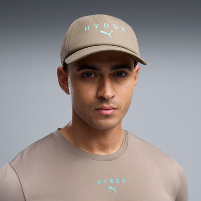 Mann mit Kappe und T-Shirt mit HYROX und PUMA Logo Mann mit Kappe und T-Shirt mit HYROX und PUMA Logo