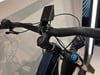 Detail des Lenkers eines dunkelblauen E-Bikes mit Bosch-Display.