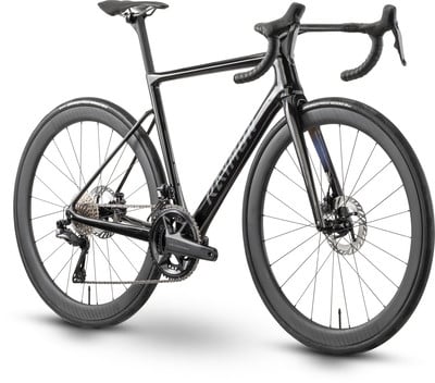 Schwarzes Rennrad mit Carbonfelgen und Scheibenbremsen. Schwarzes Rennrad mit Carbonfelgen und Scheibenbremsen.