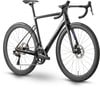 Schwarzes Rennrad mit Carbonfelgen und Scheibenbremsen.
