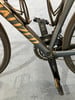 Detail eines Rennradrahmens mit Shimano 105 Kurbeln und Flaschenhaltern.