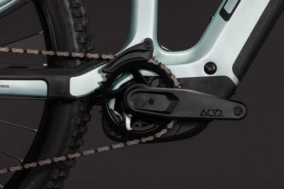Detailaufnahme der Kurbel und Kette eines E-Bikes mit ACID-Logo. Detailaufnahme der Kurbel und Kette eines E-Bikes mit ACID-Logo.