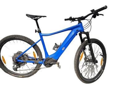 Ein blaues E-Mountainbike mit Federung und Scheibenbremsen.